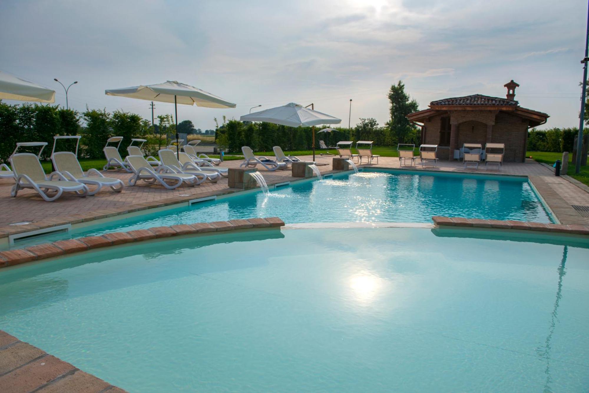 Hotel La Tavola Rotonda Cortemaggiore ภายนอก รูปภาพ