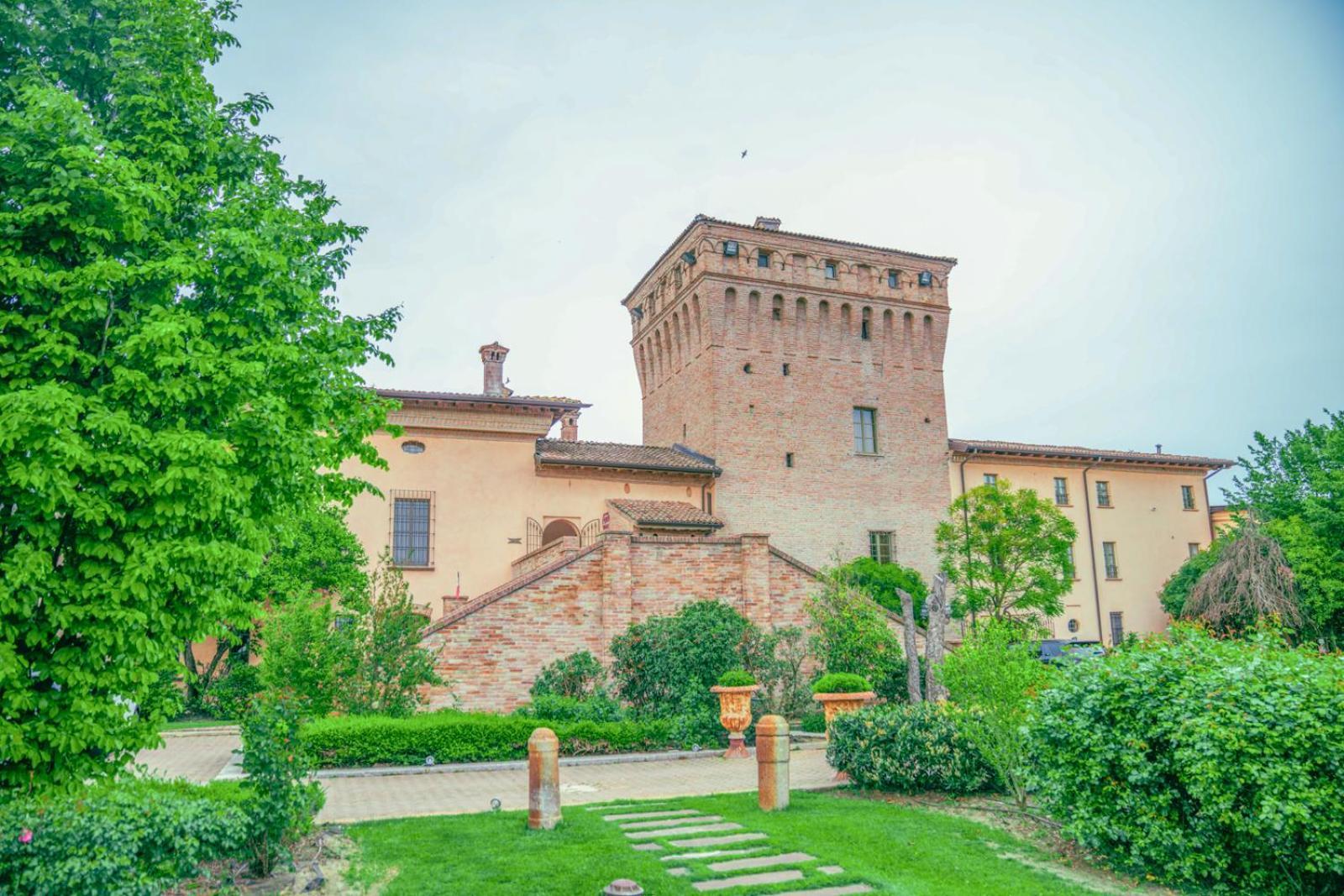 Hotel La Tavola Rotonda Cortemaggiore ภายนอก รูปภาพ